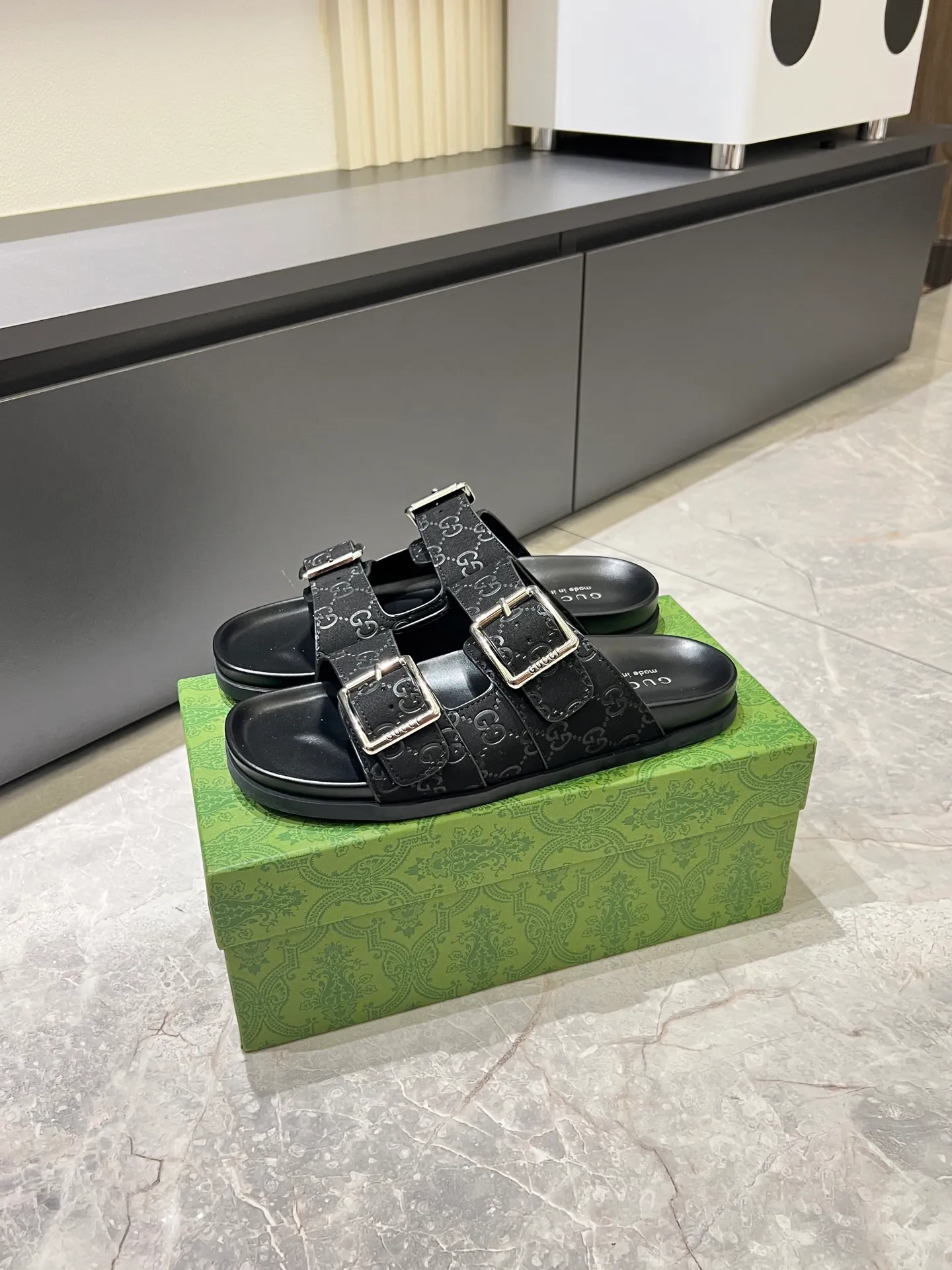 Men's Men's Shoes 💰p320 "GUCC＊" These slippers are made of GG polyester and feature a Gucci label on the front, adding a bold logo feel to the style. "Gucci Made in Italy" stamped label Rubber sole. Size 38-44
